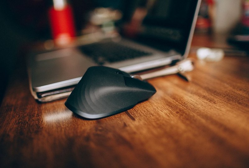Sorgfältige Recherche von Produktdaten am Schreibtisch